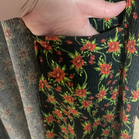 LuLaRoe size Medium Black with Red Floral and Green Leaves Lightweight Cardigan - Picture 4 of 7